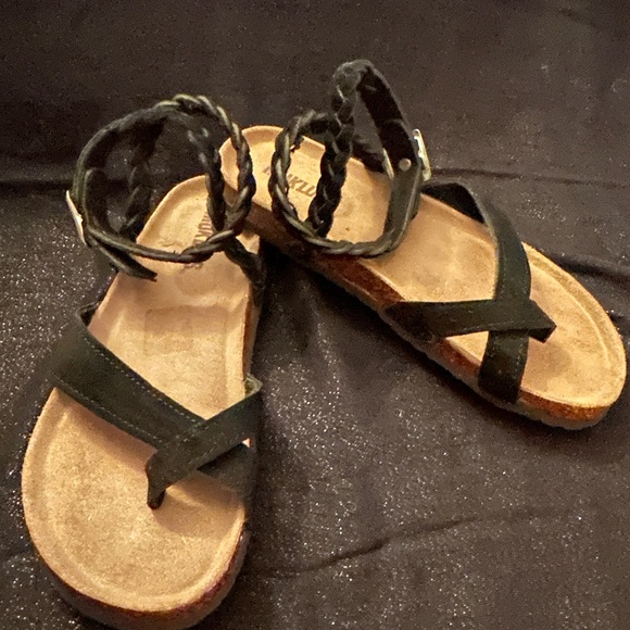 NWOB Women's Black Suede Braid Muk Luk Sandal Size 8/9 - Picture 1 of 4